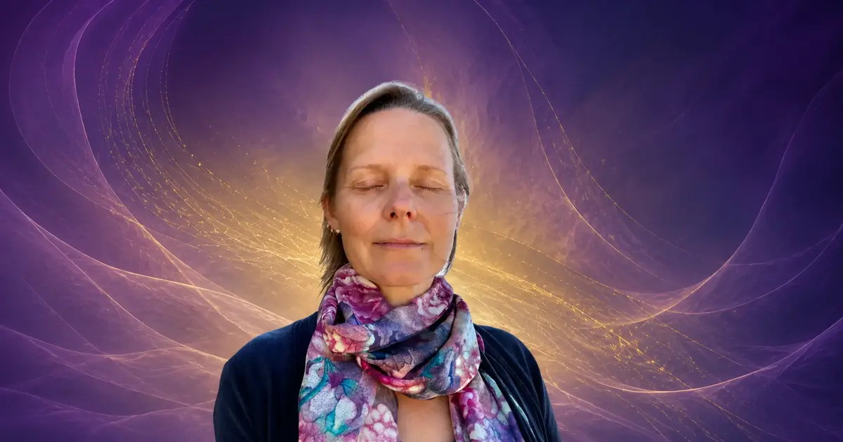 Valeria Told in meditativer Ruhe, umgeben von energetischen Lichtströmen, Symbolbild für Devinaya auf YouTube